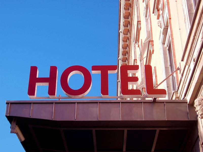 Centrally located coastal corner hotel 500 meters from the beaches of Torrevieja, Alicante