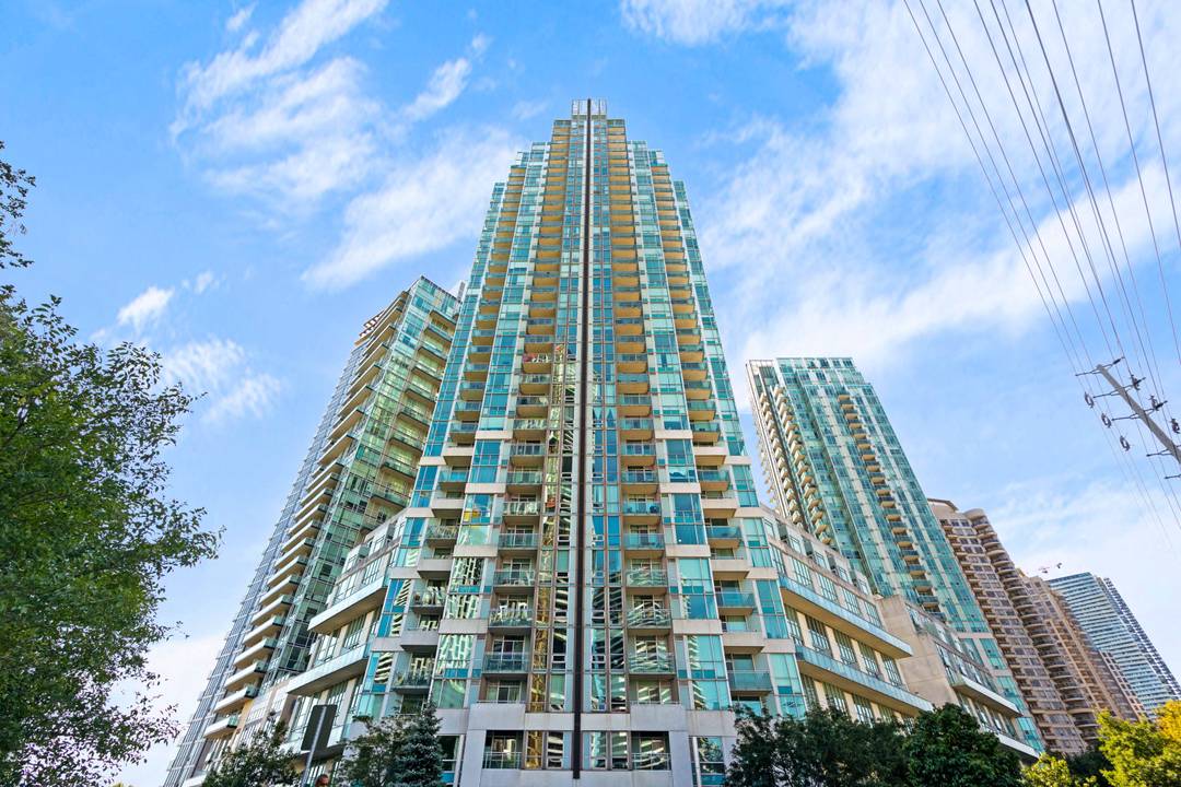 Rare & Spacious 1 Bdrm & 2 Den