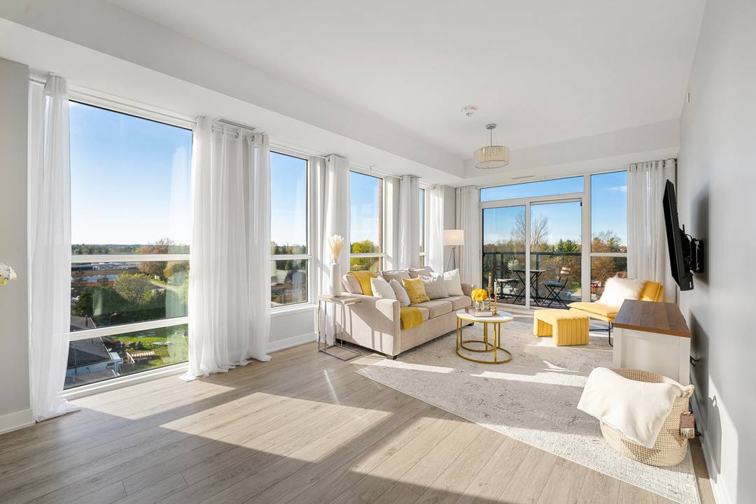 Corner 2 Bdrm, 2 Bath Condo in Barrie