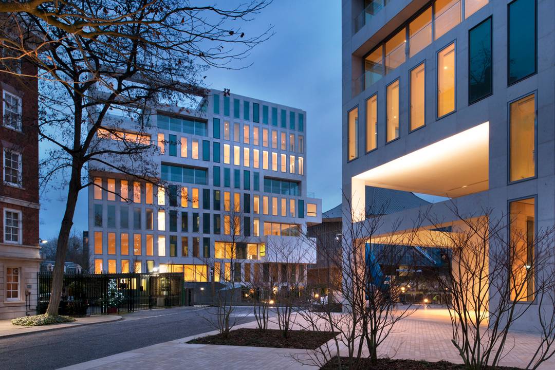 Discreetly available - Luxurious 3 bedroom apartment in Kensington