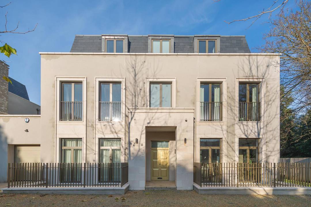 A rare 8-Bedroom Detached House set on an 0.5 Acre plot covering 7,729 Sq. Ft. Garage, gated, 3meter high ceilings, gym, cinema room, sauna, and steam room + Planning permission to built a swimming pool and an outhouse.