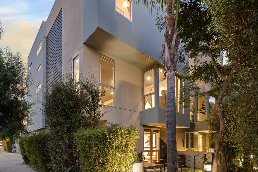 Fully Furnished, Luxurious Three-Story Coastal Townhouse