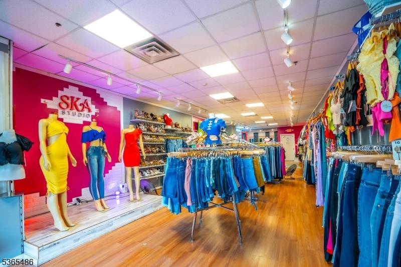 Ideal for entrepreneurs seeking a high visibility location, this Union City property offers unmatched convenience and potential for growth.