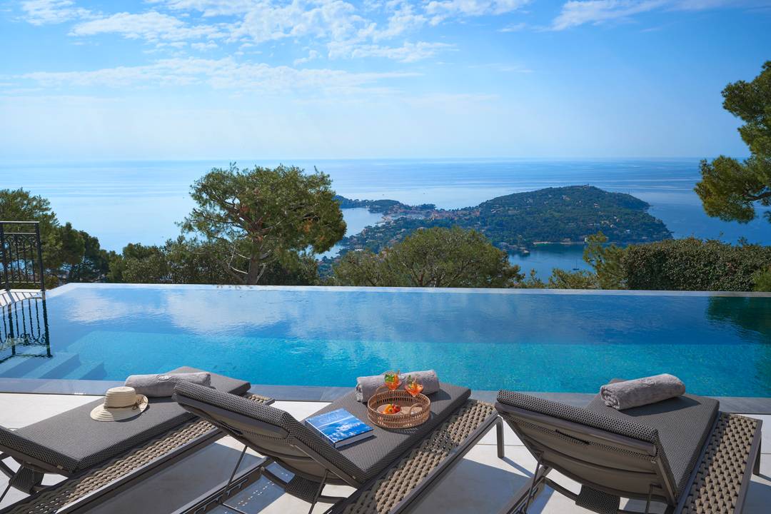 Luxurious Modern Villa with Breathtaking Riviera Views and Michelin-Starred Dining