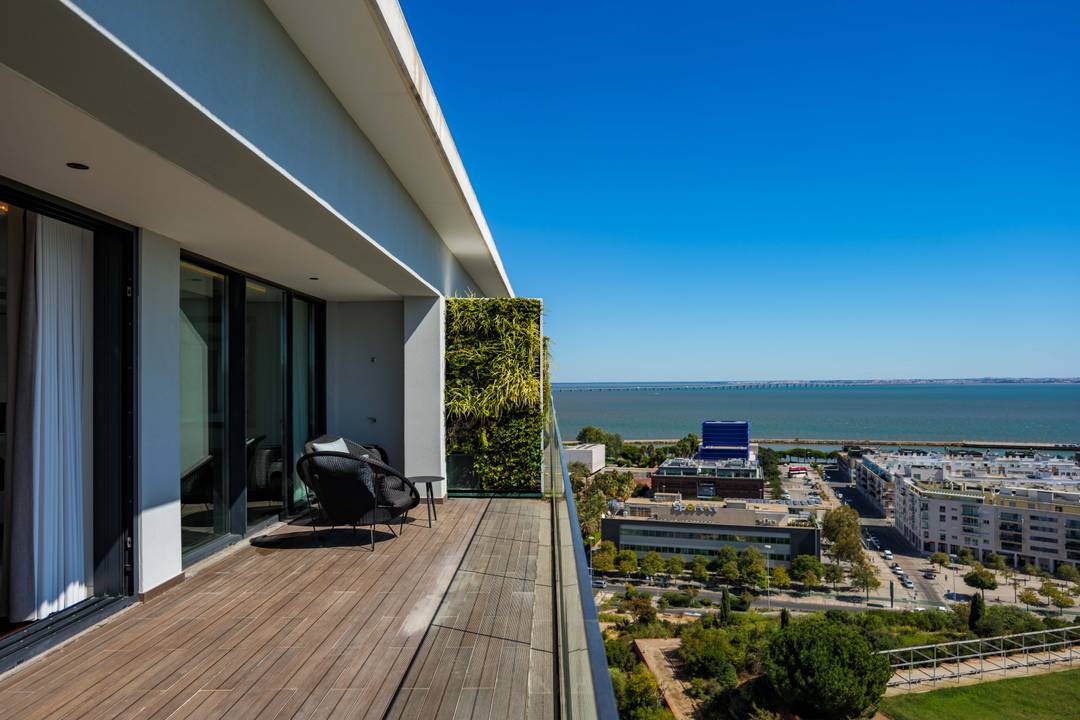 Penthouse | Duplex | Riverfront | 4 Suites | Terrace | Concierge Services | Prime Location