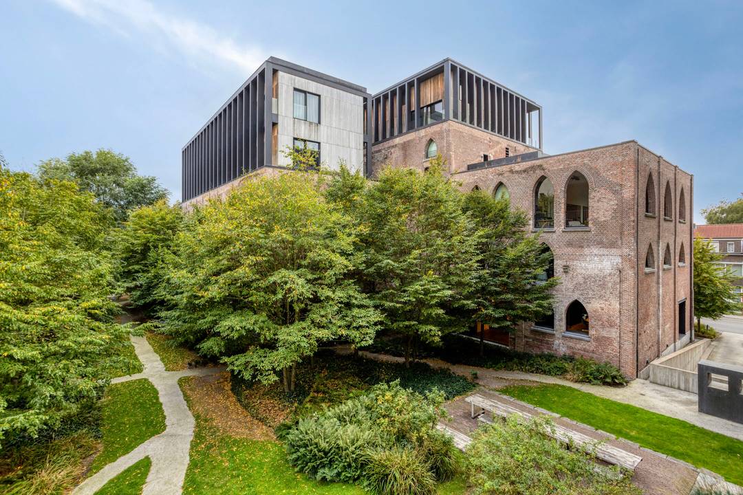 Blank-Canvas Loft with Historic Arches — Kanaal by Axel Vervoordt, Warehouse B3C