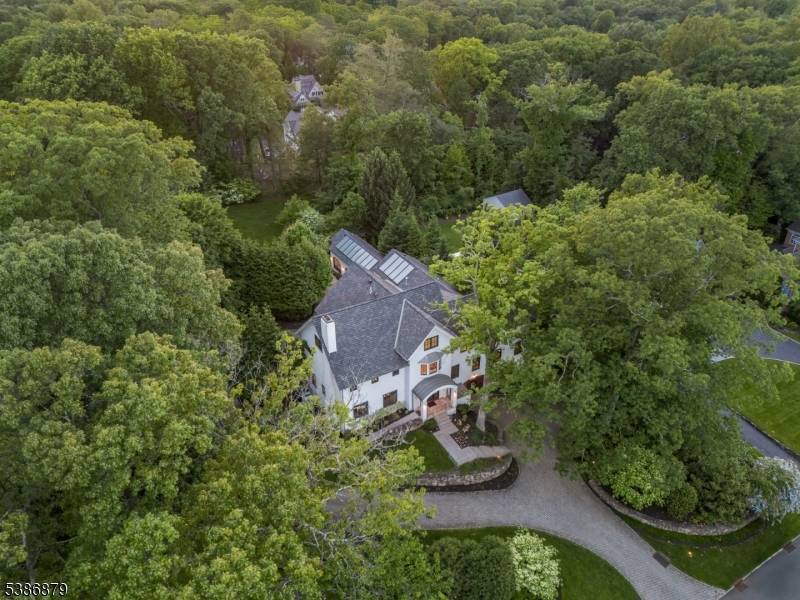 EXPANSIVE MODERN MASTERPIECE ON COVETED NORTHSIDE OF SUMMIT DELIVERS THE PINNACLE OF CONTEMPORARY SUBURBAN LIVING !