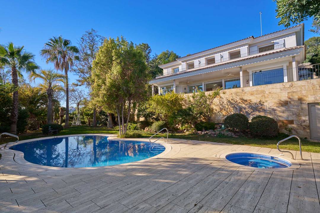 Villa with panoramic views and building land in Sitges, Can Girona.