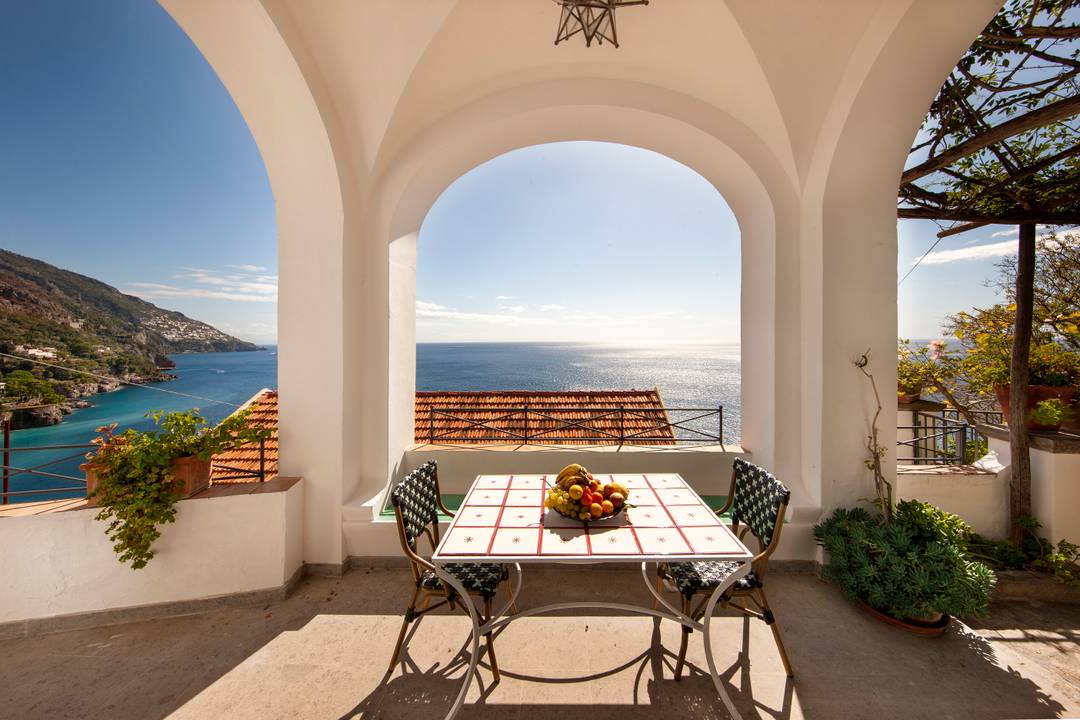 An intimate Mediterranean retreat overlooking the sea