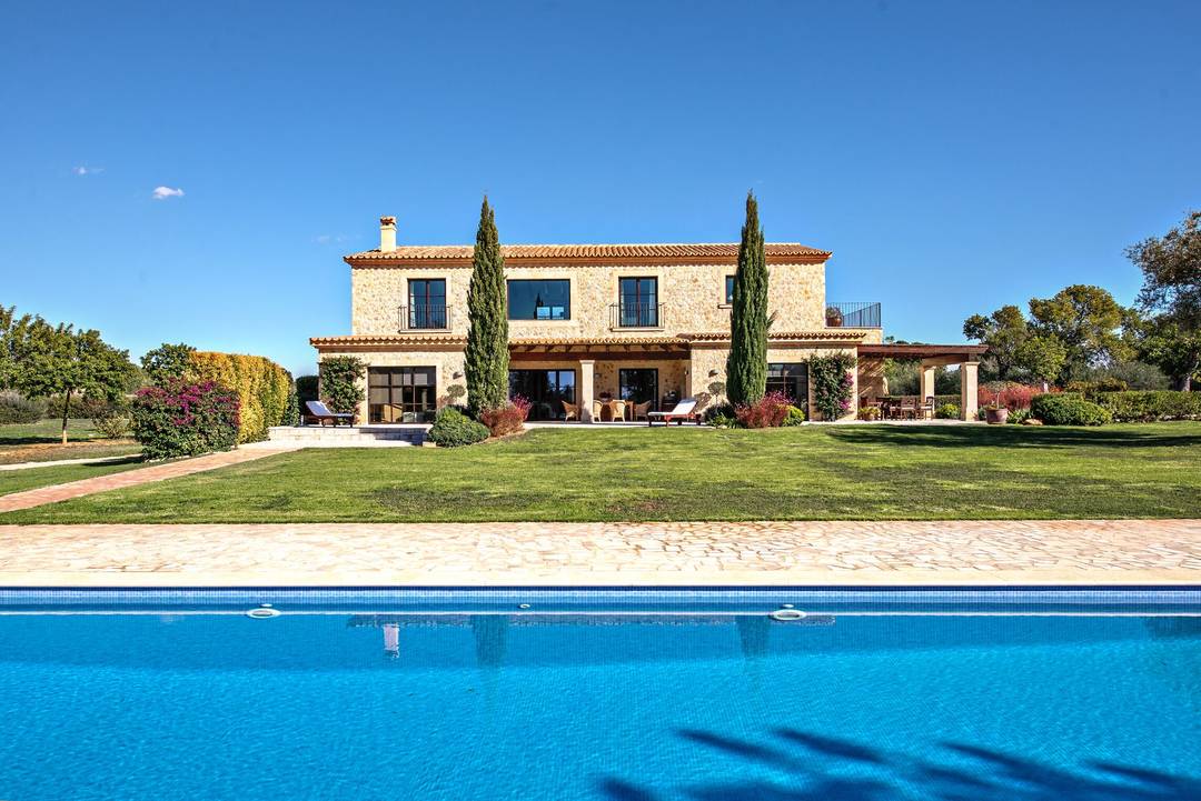 CLASSIC COUNTRY HOME WITH MODERN TOUCHES IN MALLORCA