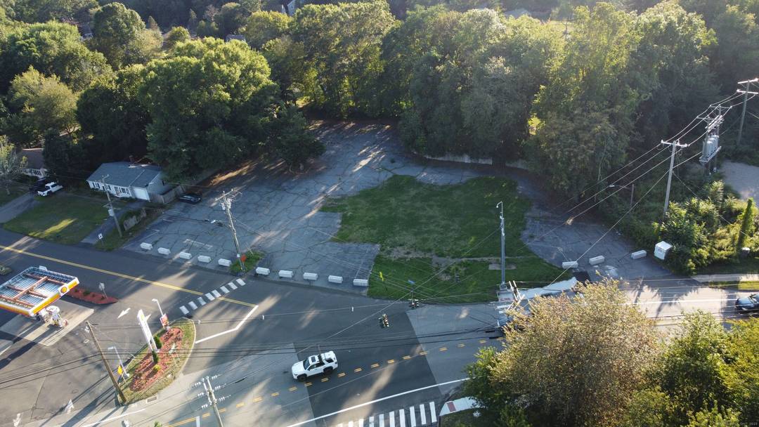 Good Traffic Location Located along US Route 1 East Main Street in downtown Clinton ; adjacent to national retailers ; off I 95 16, 000 Traffic Count 0.