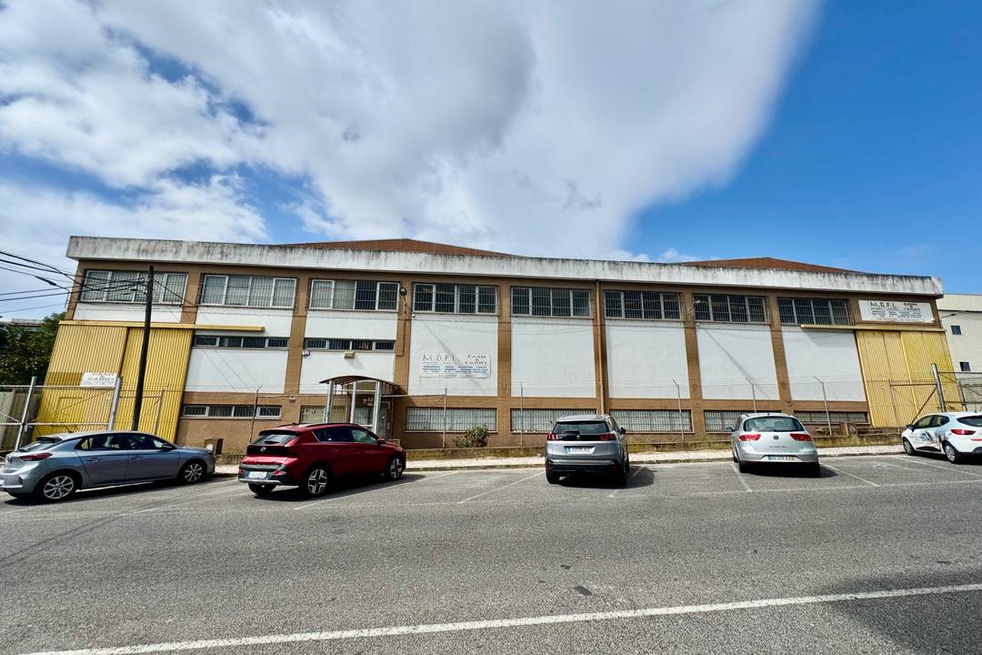 Armazém com 3,983 m2 para arrendamento no Prior Velho – junto ao Aeroporto de Lisboa