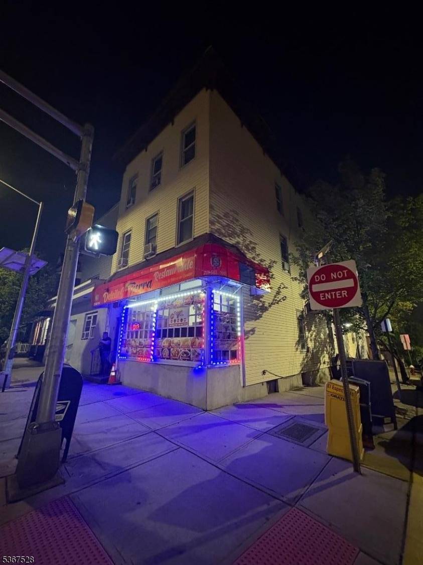 Great opportunity to own this restaurant over 20 years in business, 7 employees, excellent gross income, long lease of 10 years, AC windows, cold room, full basement for preparations and ...