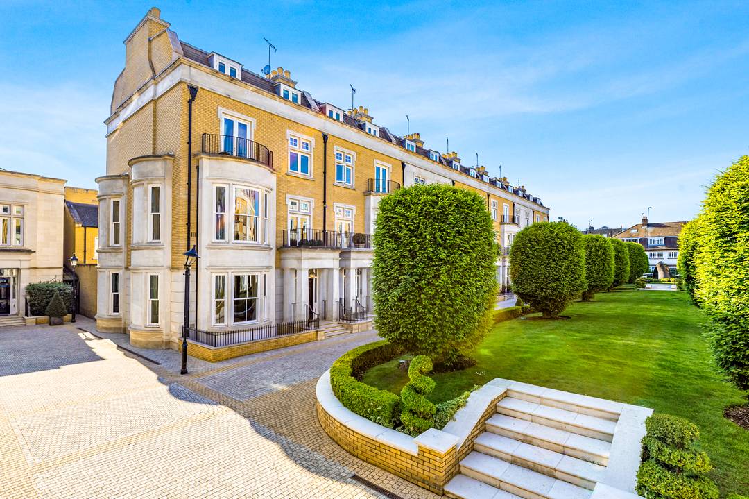 An exceptional Georgian style freehold house nestled between Notting Hill Gate and Kensington, W8