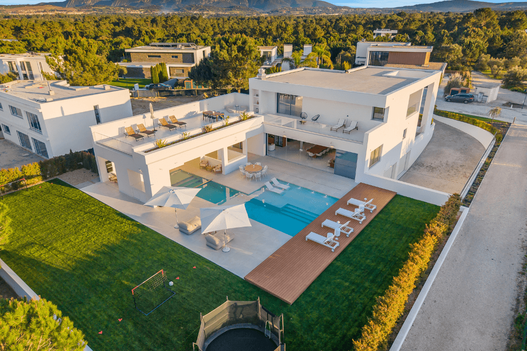 6 Suites | Private Pool | Rooftop Terrace | Elevator | Surrounded With Nature | Gated Condominium | 25min from Lisbon